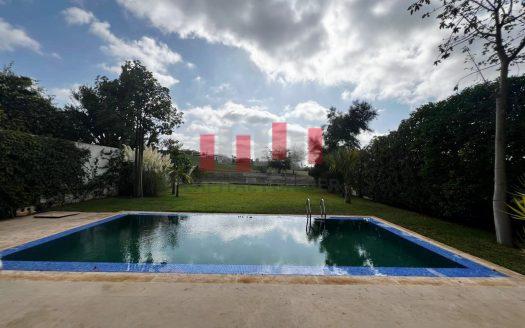 Vue du jardin et de la piscine – villa sur golf Bouskoura