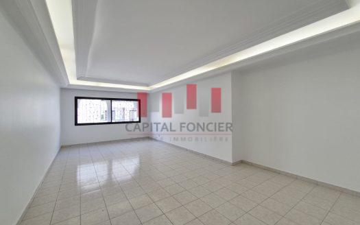 Double salon lumineux de l’appartement à Racine, Casablanca