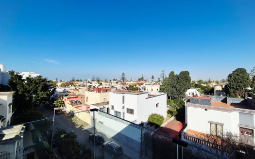 Vue dégagée sans vis-à-vis depuis le balcon du studio meublé situé au quartier Oasis.