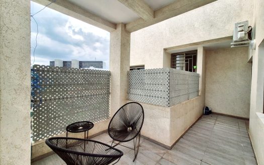 Terrasse aménagée avec coin détente dans appartement lumineux à la Ferme Bretonne