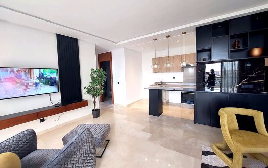 Salon lumineux avec cuisine ouverte moderne et espace de vie contemporain.