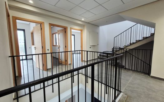 Palier avec escalier design dans une villa d’architecte moderne à Laymoune