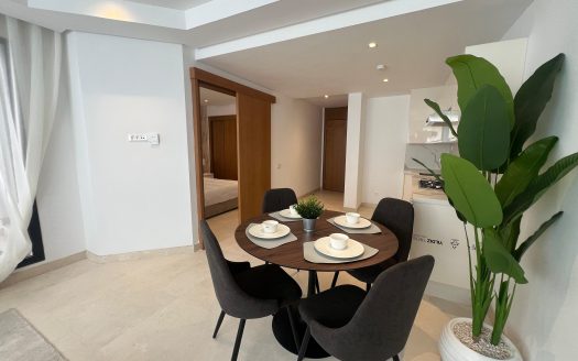 Espace salon et salle à manger lumineux avec cuisine ouverte dans un appartement à Gauthier