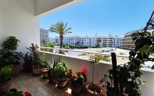 Balcon fleuri avec vue dégagée sur le quartier Racine à Casablanca, appartement meublé 130m²